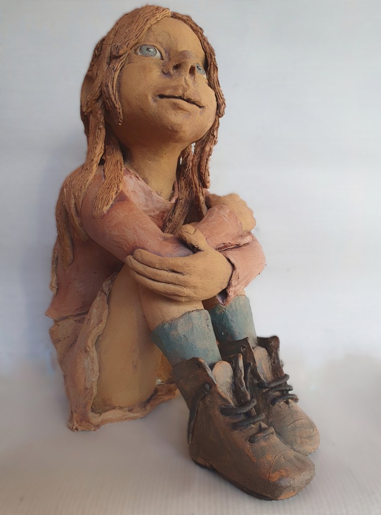 Meisje, stoer met laarsjes. Keramiek Keramikaatje