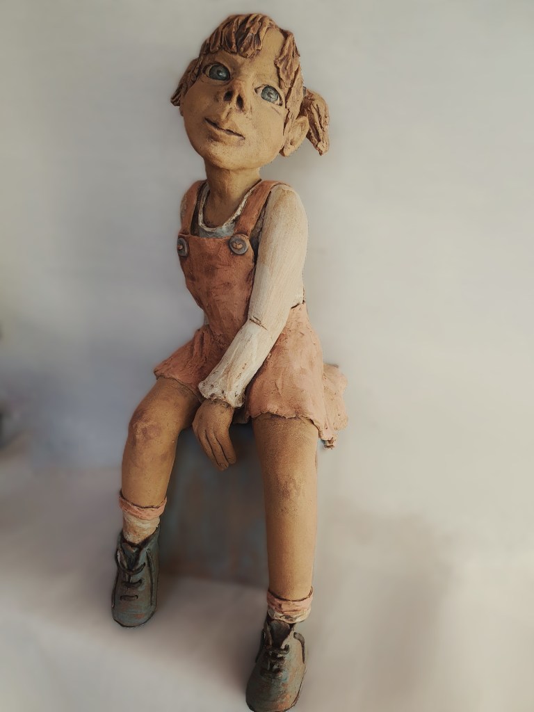 meisje van klei gemaakt die zich verveeld