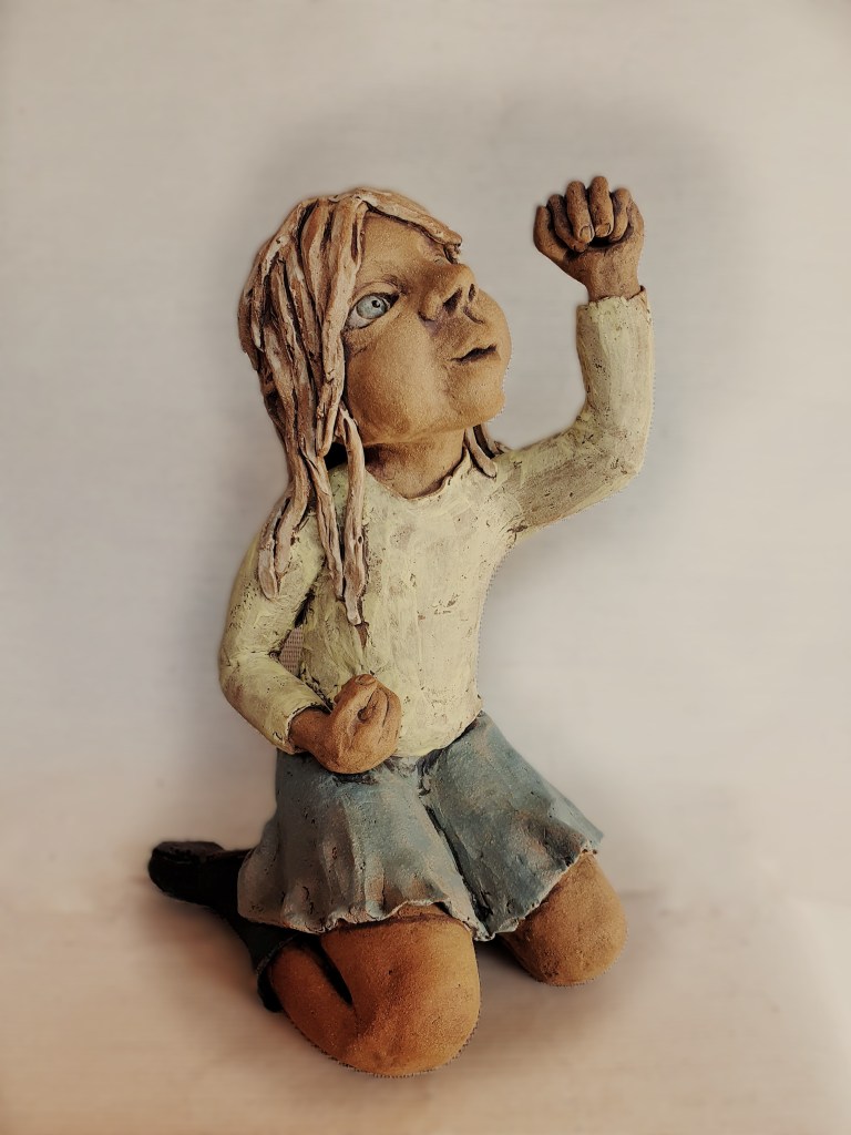 meisje in klei met engobes gekleurd