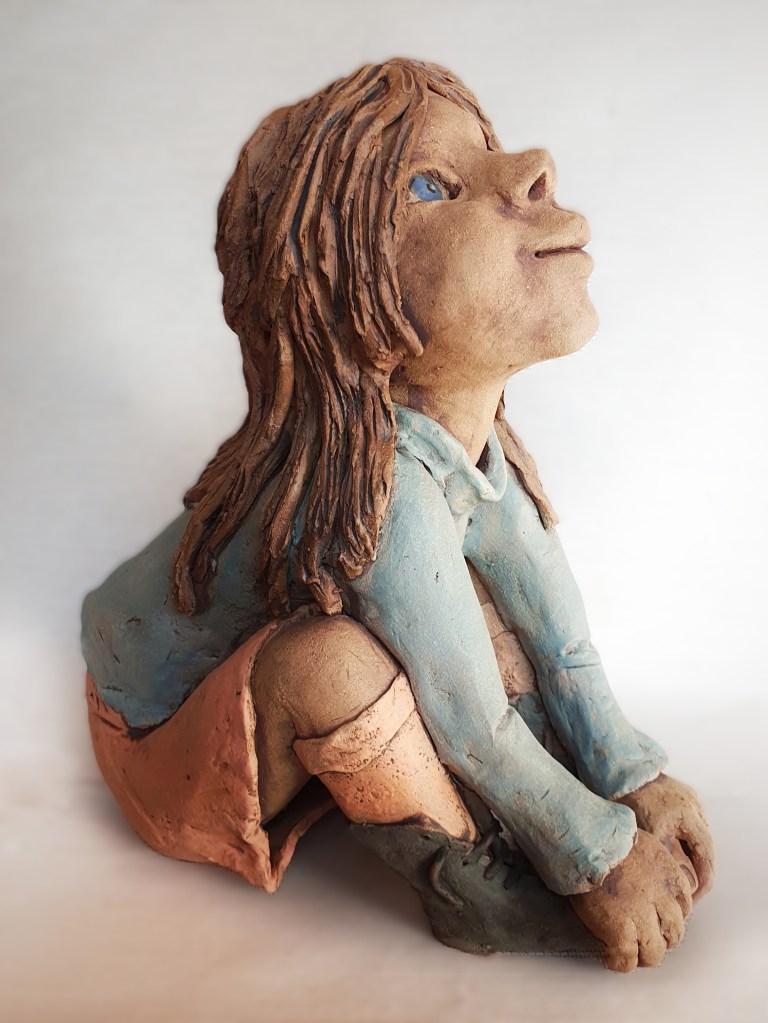 Dromend meisje gemaakt van klei en gekleurd met engobes. Kaatje Grauls