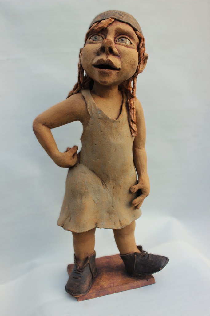 staand meisje uit klei, gekleurd met engobes