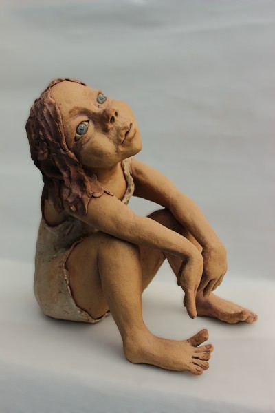 Dromerig figuurtje in keramiek, klei.