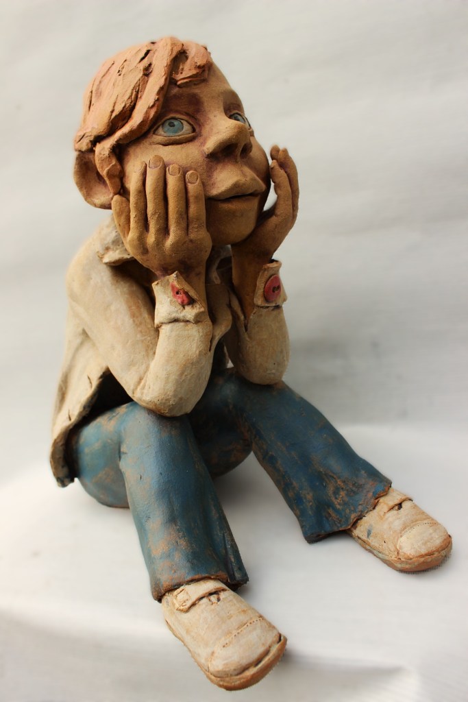 jongen in klei, steengoed gebakken.