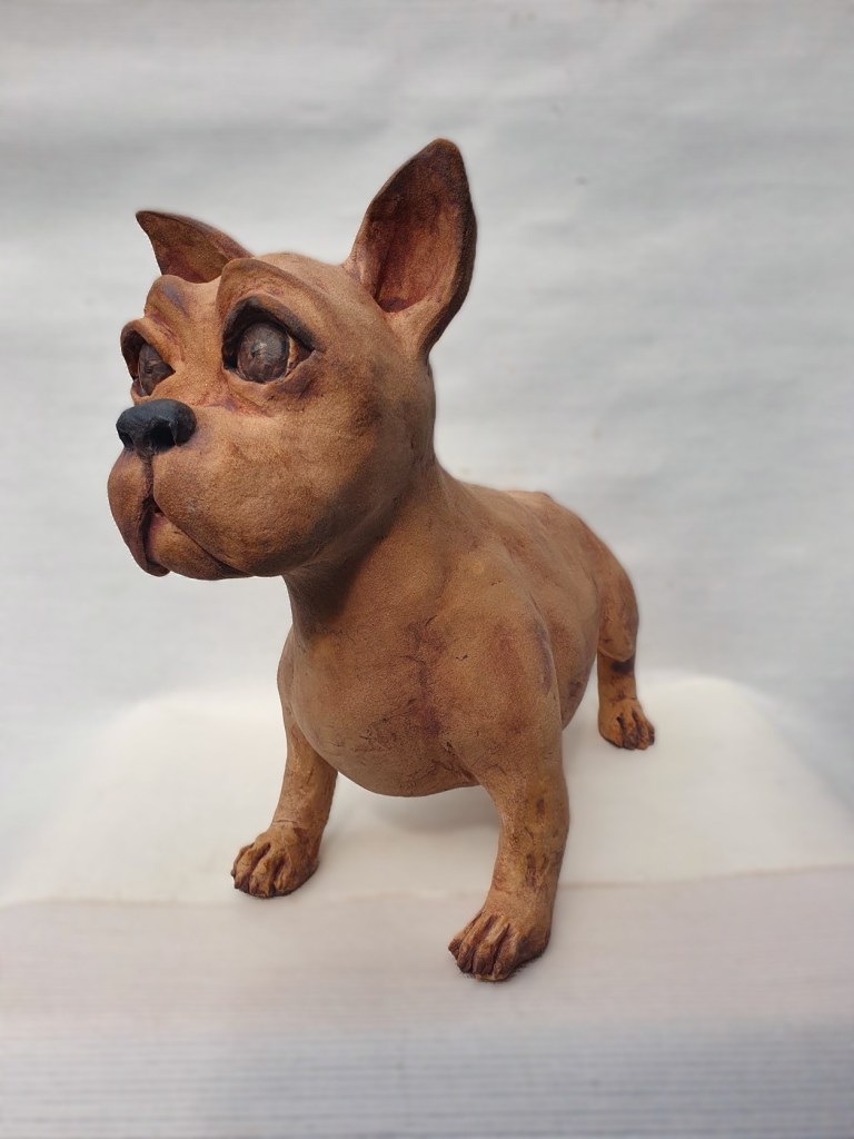 hondje van Kaatje Grauls in keramiek. Steengoed gebakken, beeld voor buiten.