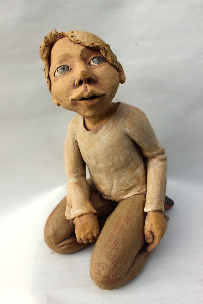 Jongen in klei, keramiek. Keramikaatje