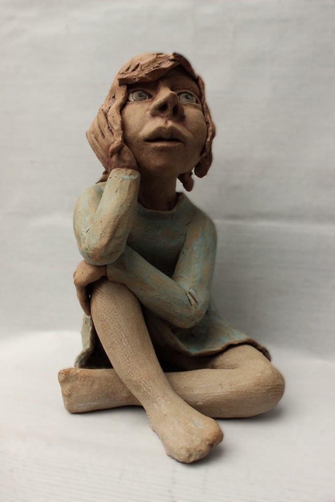 Dromend meisje in keramiek.