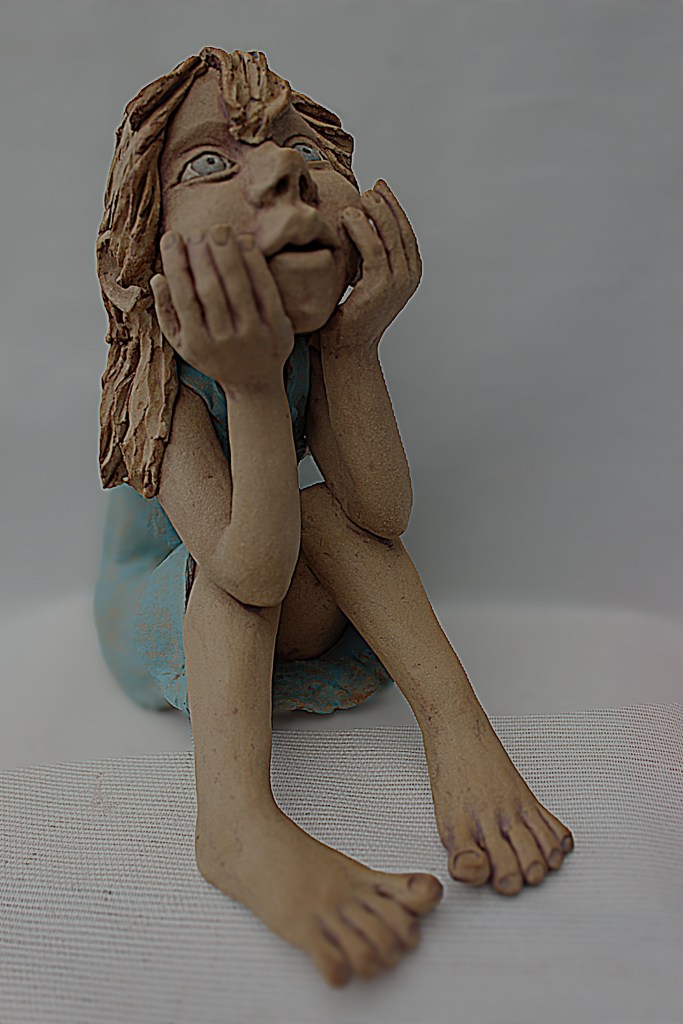 Steengoed gebakken beeldje van Kaatje grauls. Buitenbeeld.