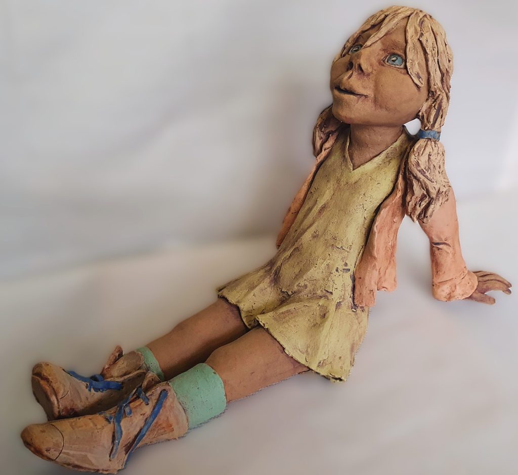 kind in keramiek van Keramikaatje, Kaatje Grauls. Gekleurd met engobe.