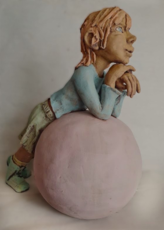 Hangend op grote bal, meisje in keramiek. Kaatje Grauls