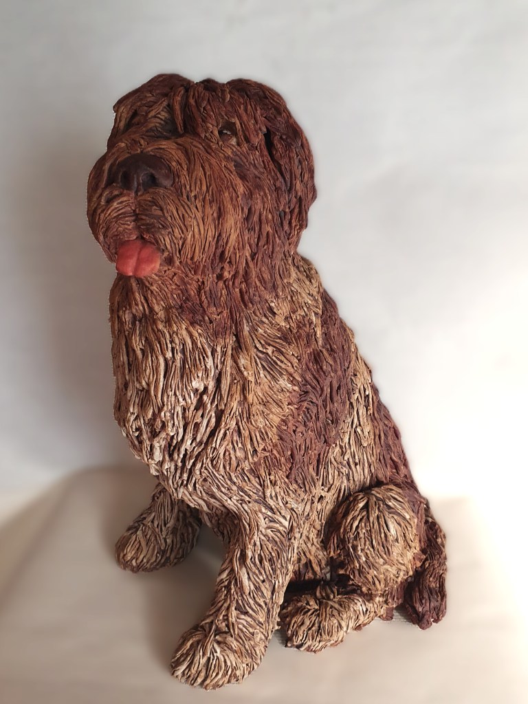 Hond in klei, schapendoes uit keramiek. Kaatje Grauls