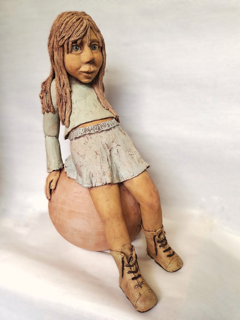 meisje met kort rokje en stoere laarsjes in keramiek van Kaatje Grauls.