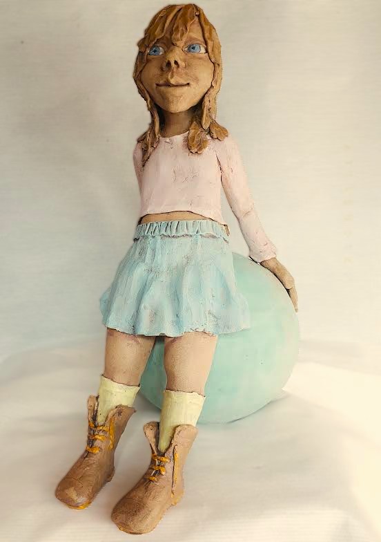 Vrolijke meid op bal, keramikaatje.