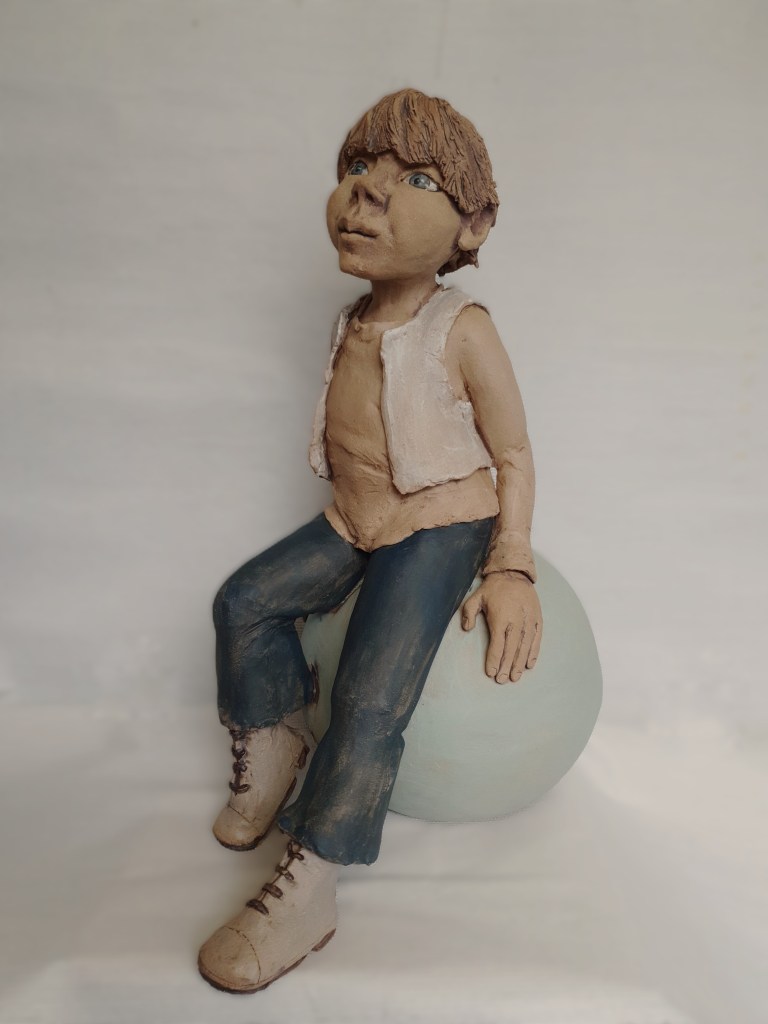 Jongen in klei op baL.