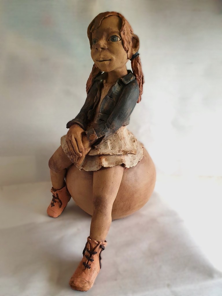 Meisje met rokje op grote bal uit keramiek van Kaatje Grauls.