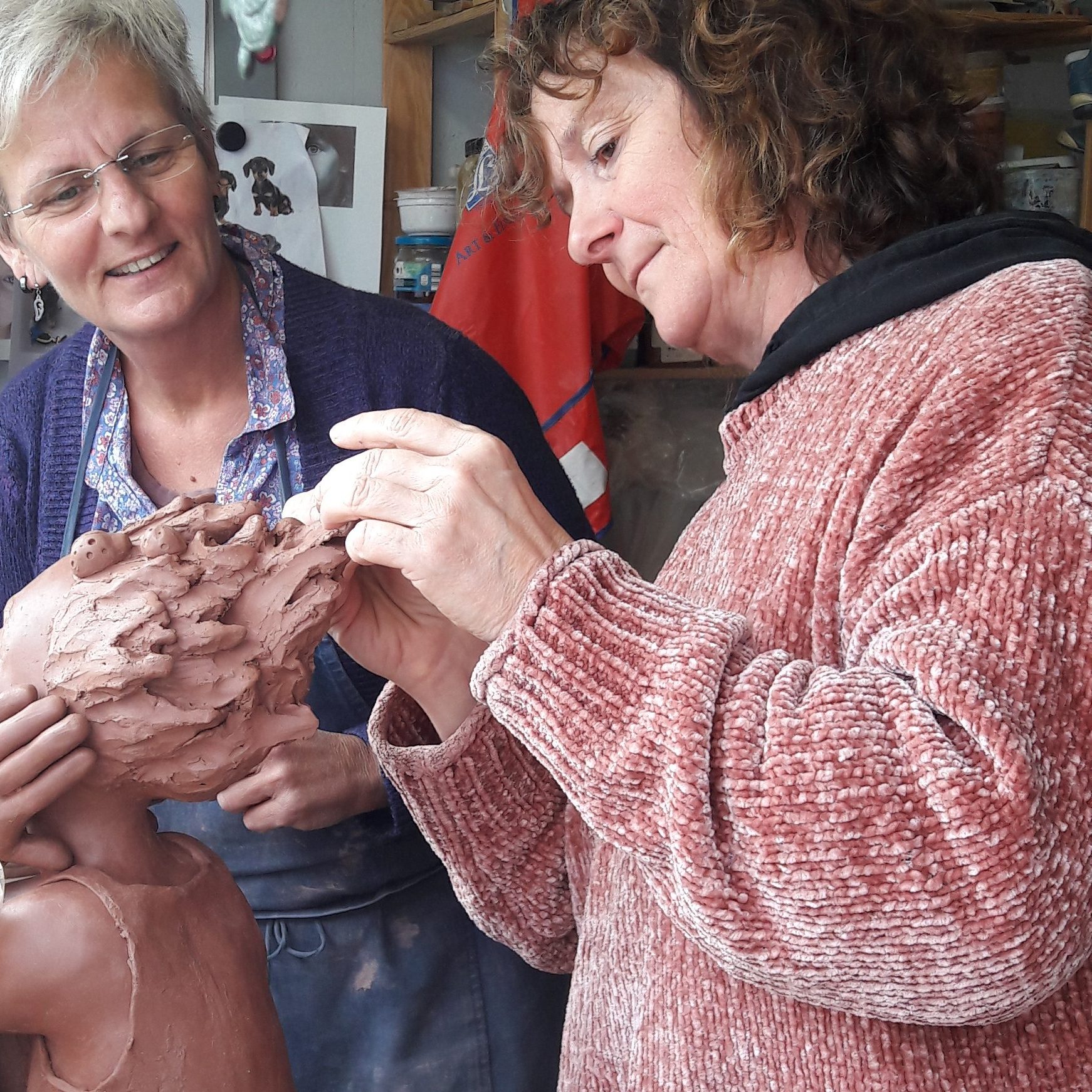 workshop keramiek bij Kaatje Grauls. Iedereen kan met klei iets maken.