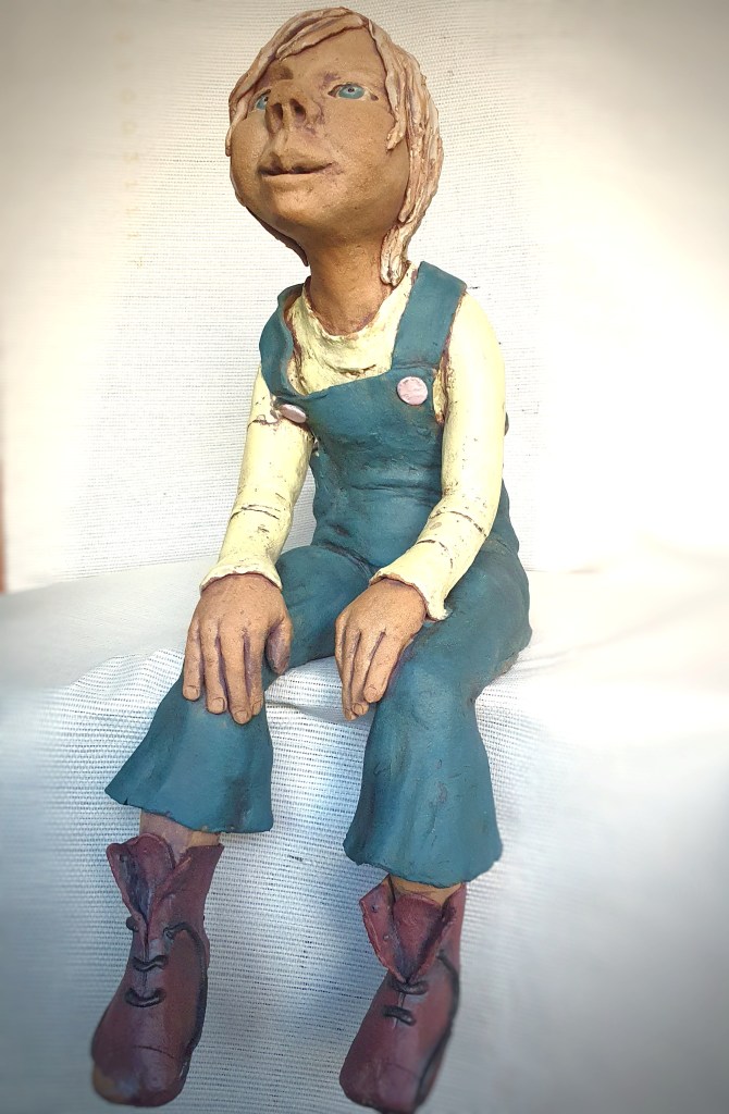 meisje in tuinbroek, dromerig beeldje, tuinbeeld