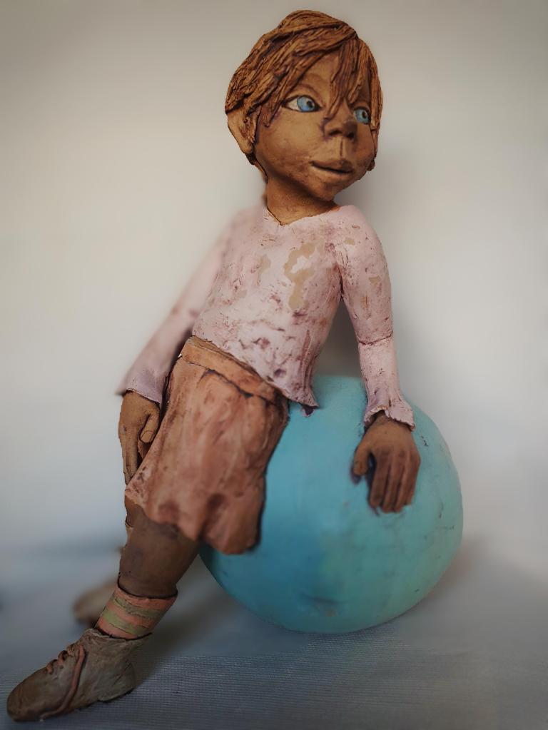 tuinbeeld van meisje, dromerig op grote bal